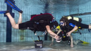 Zwembadtraining, lijnen leggen en drinken onderwater